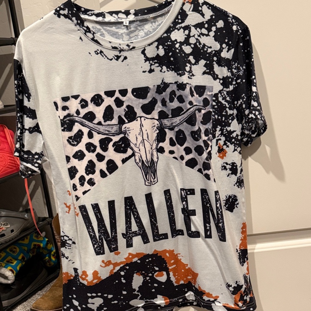 Graphic T-Shirt with Bull Skull Design